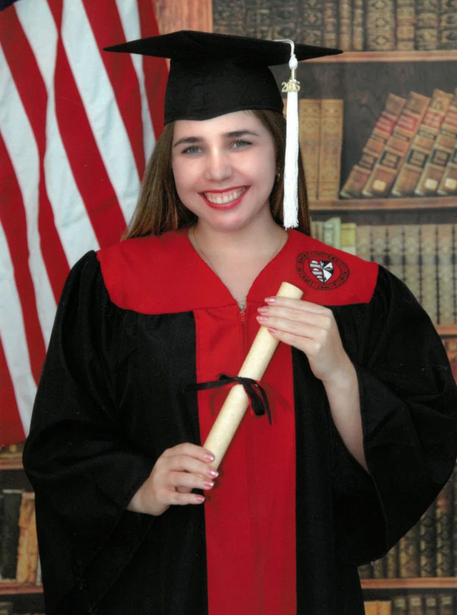 Elizabeth el día de su graduación universitaria